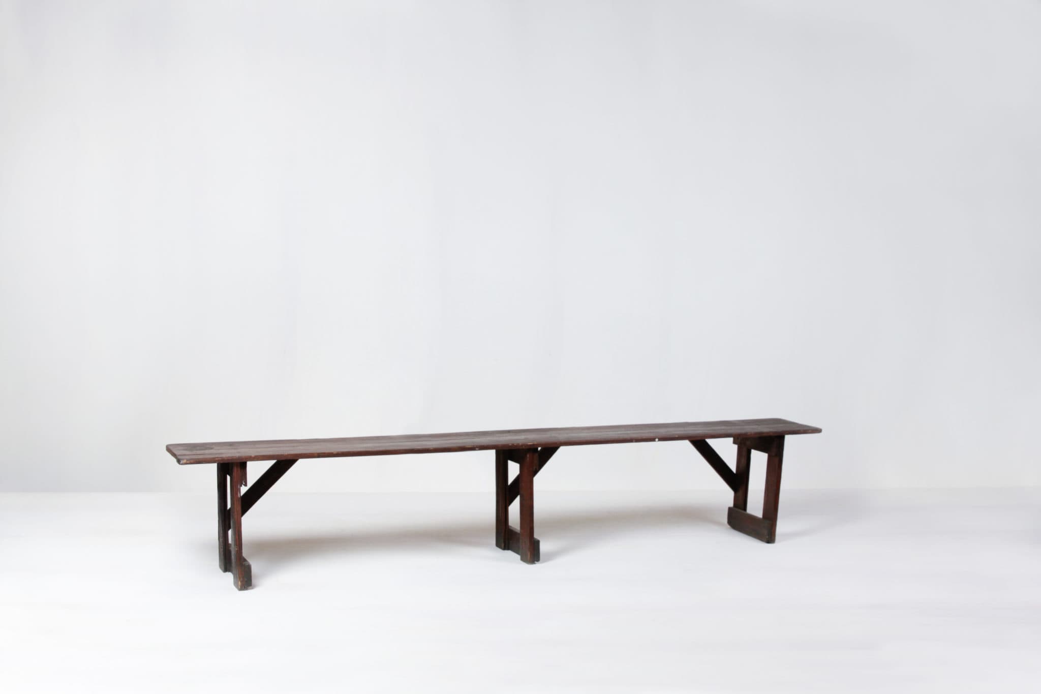 Tische, Bänke und Stühle aus Holz mieten, Mobiliarverleih Berlin