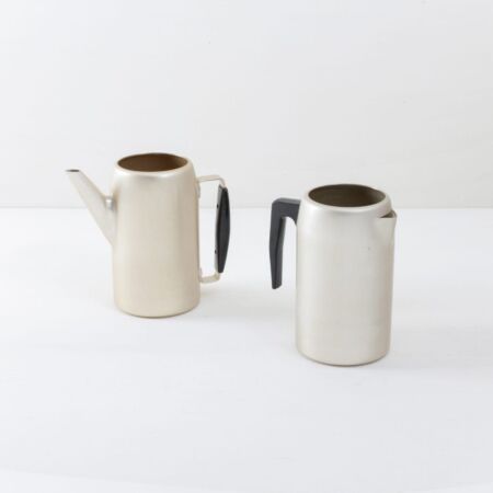 Aluminium jugs: decent rosé-gold colour, perfect as flower vase in gold look.