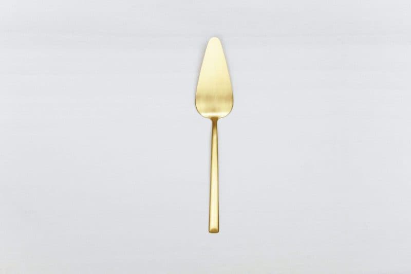 Rental cutlery for weddings. Cake shovel in gold for rent.