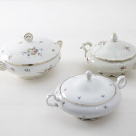 Vintage Terrinen, Goldrandgeschirr & Florale Muster zu mieten