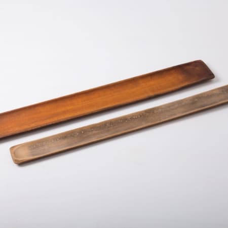 Frisches Baguette, das beim Schneiden verführerisch knuspert: Wie könnte es stilvoller auf den Tisch kommen, als auf diesen orignalen Holzformen aus einer alten, französischen Bäckerei. Die wundervolle Patina erzählt Geschichten von jungen Bäckergesellen, die sich ergeizig an der Herstellung des perfekten Brotes geübt haben. Heute sind die Bretter wunderbar zum Servieren von Baguette oder aber als Element in der Blumendekoration geeignet. Unsere antiken Weinkisten, Sackleinenkissen und Lederkoffer passen perfekt zu diesem Look.