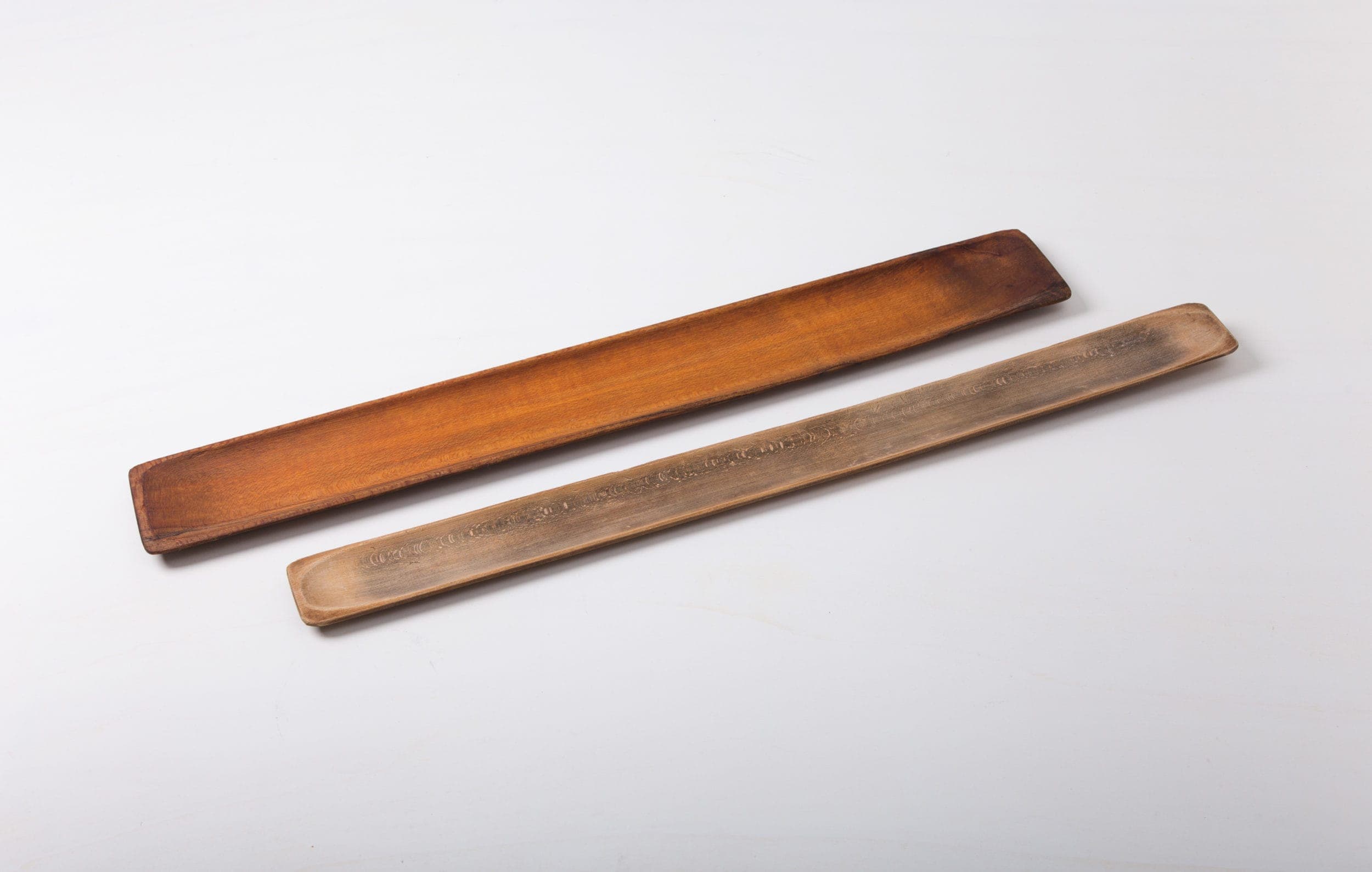 Frisches Baguette, das beim Schneiden verführerisch knuspert: Wie könnte es stilvoller auf den Tisch kommen, als auf diesen orignalen Holzformen aus einer alten, französischen Bäckerei. Die wundervolle Patina erzählt Geschichten von jungen Bäckergesellen, die sich ergeizig an der Herstellung des perfekten Brotes geübt haben. Heute sind die Bretter wunderbar zum Servieren von Baguette oder aber als Element in der Blumendekoration geeignet. Unsere antiken Weinkisten, Sackleinenkissen und Lederkoffer passen perfekt zu diesem Look.