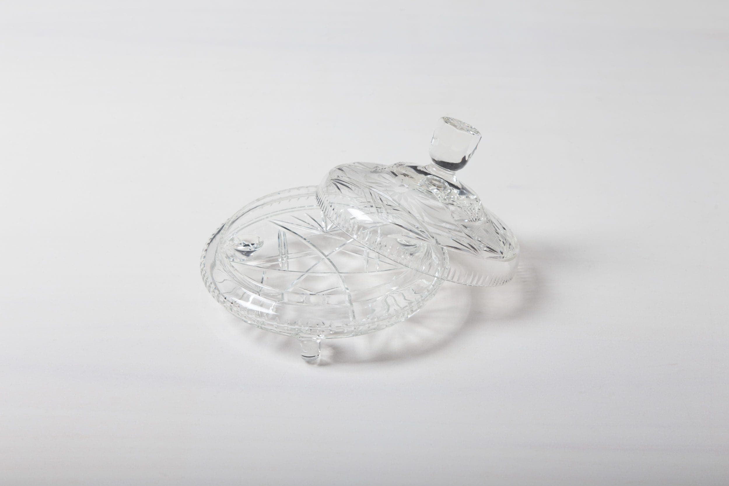Diese hübsche Kristallschale mit passendem Deckel zieht mit ihrem funkelnden Muster alle Blicke auf sich. Köstliche Pralinen und kleine Süßigkeiten für eine Candy Bar werden darin stilvoll präsentiert. Aber auch andere Kleinigkeiten oder Blumen setzt sie perfekt in Szene.