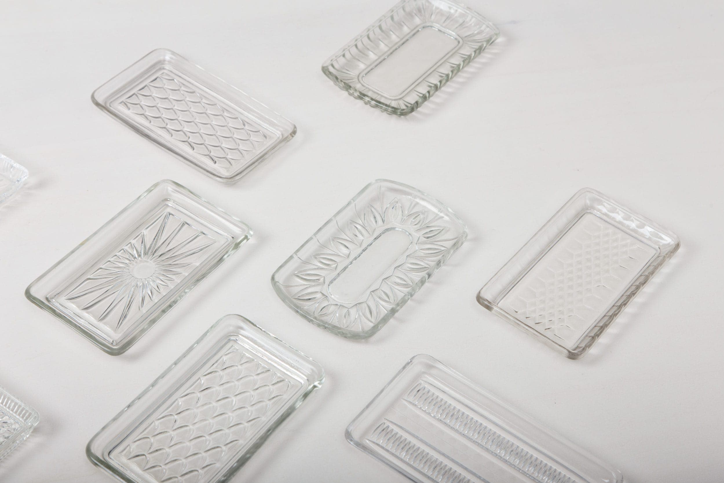 Diese zarten Butterschalen aus Pressglass verschönern jede Tafel, ob alleine oder mit vielen anderen arrangiert. Aber nicht nur zum Servieren von Butter, wie ursprünglich vorgesehen. Auch als dekorativer Untersetzer für Kerzen oder für zarte Blumenarrangements eignen sie sich perfekt. Die Schalen sind eine perfekte Ergänzung zu unseren anderen Lieblingsstücken aus Vintage-Pressglas: große und kleine Karaffen, Schüsseln, Weingläser und vieles mehr.