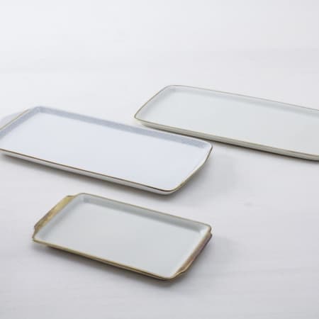 Cake Plate Abigail Gold Rim | Our cake plates made of delicate, white porcelain with shiny gold rims set the perfect scene for all cakes, from cupcakes to fine petit fours. Beyond that, these serving plates are ideal for arranging small flower vases or as a mini-tablet for schnapps glasses.Our vintage cake plates Carmen and the mismatched cake forks Antonia go very well with it. | gotvintage Rental & Event Design