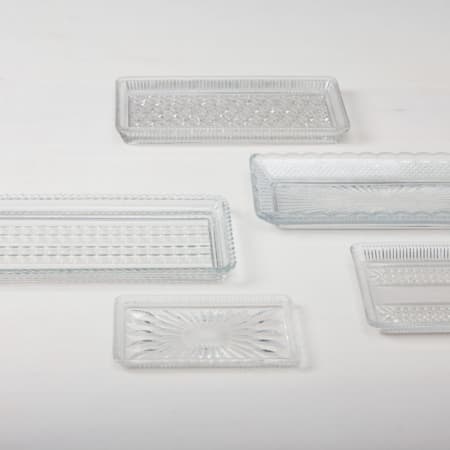 Törtchen, Cupcakes und andere Delikatessen lassen sich auf diesen hübsch verzierten Kuchenplatten besonders verführerisch in Szene setzen. Ob bei Kaffee und Kuchen, auf einem Dessertbuffet oder an der Candy-Bar, so schmecken Leckereien doppelt gut. Damit es stimmig wird, bieten wir viele weitere schöne Produkte aus Vintage-Pressglas an: Vasen, Karaffen, Schälchen und vieles mehr.