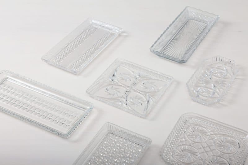  | Tartlets, cupcakes and other delicacies can be set temptingly on these beautifully decorated cake platters. With coffee and cake, on a dessert buffet or at the candy bar, treats taste twice as good this way. To make the overall look more harmonious, we offer many other beautiful products made of vintage pressed-glass: vases, carafes, bowls and much more. | 