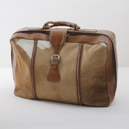 Dieser vintage Koffer ist etwas ganz Besonderes: Er wurde in Argentinien aus echtem Kuhleder liebevoll hergestellt. Ein einmaliges Stück, dass sich perfekt als krönender Höhepunkt auf einem dekorativen Kofferstapel eignet. Wir bieten dazu passend eine Reihe toller Vintage-Koffer in verschiedenen Stilen, Materialien und Farben an.