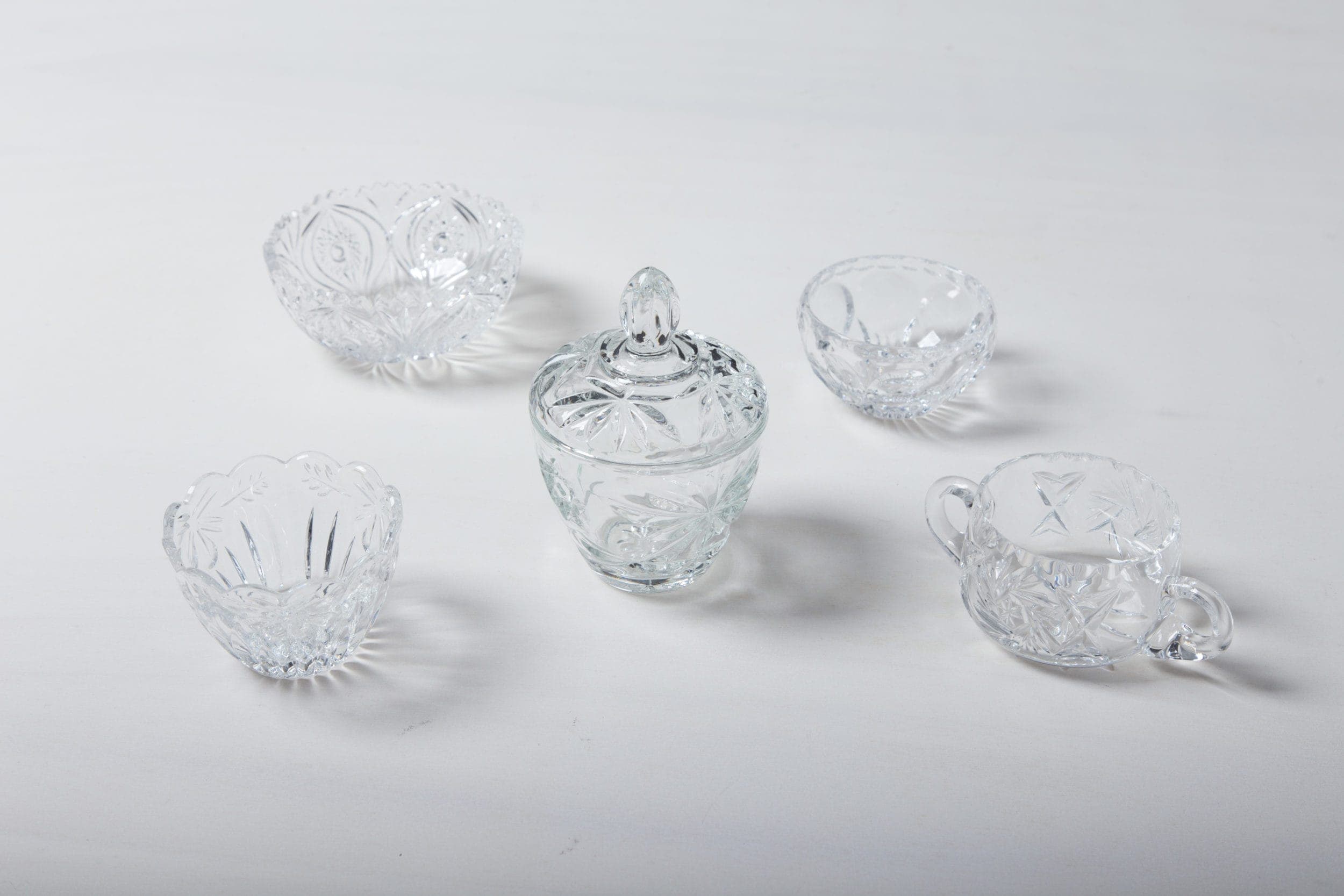 Unsere Zuckerdosen aus funkelndem Kristallglas und mit raffinierten Verzierungen sind auf der Kaffeetafel ein wunderschöner Hingucker. Sie eignen sich nicht nur perfekt für losen und Würfelzucker, sondern auch für kleine Süßigkeiten wie Schoko-Mokkabohnen, Pralinen oder Macarons. Zu den Zuckerdosen bieten wir passende Milch- und Sahnekännchen und außerdem Vasen und Schalen aus Kristallglas an.