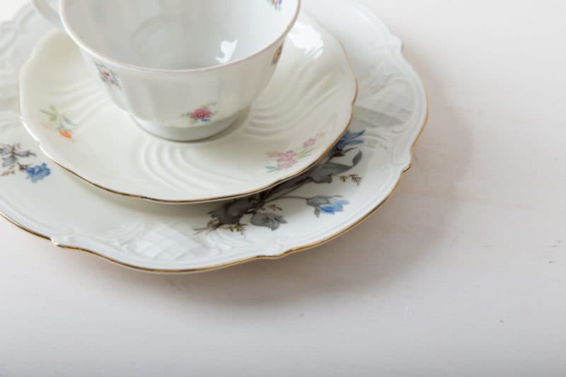  | Coffee and tea cannot be served more charmingly. The romantic vintage coffee set consisting a cake plate, cup and saucer is randomly combined in a mismatching look. Flower patterns in fine colours, delicate shapes and sparkling gold edges make each piece unmistakably unique. Each set conjures up an individual vintage charm on the coffee table - just like directly from the flea market. Vases full of wildflowers, antique silver cutlery and softly falling tablecloths look great in addition. We... | 