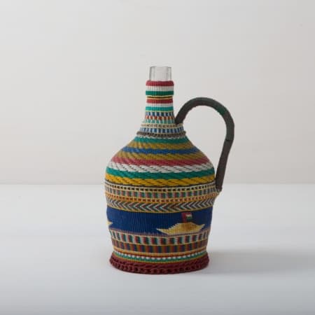 Wie viele Liter Wein mögen in dieser Korbflasche zu rauschenden Festen gebracht worden sein? Das wird wohl ein Rätsel bleiben. Völlig klar dagegen ist, dass die Weinballons heute eine wundervolle Dekoration auf Eurem Fest abgeben. Ob alleine oder zu mehreren gruppiert, die bildschöne, bauchige Form machen sie zu wahren Augenschmeichlern. Sie eignen sich bestens als Vasen für lange Gräser oder exotische, einzelne Blüten. Die Weinballons oder auch Demijohn genannt sind in verschiedenen Größen verfügbar. Die einen sind klein genug, um auf dem Tisch Platz zu finden, die anderen eignen sie eher für Dekorationen auf dem Boden.