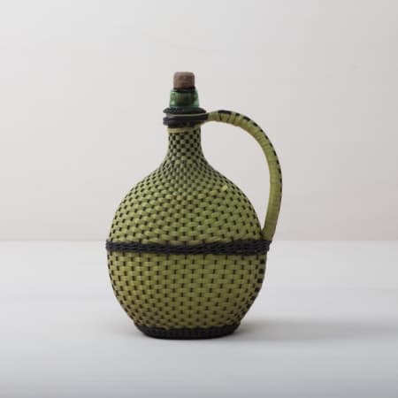 Wie viele Liter Wein mögen in dieser Korbflasche zu rauschenden Festen gebracht worden sein? Das wird wohl ein Rätsel bleiben. Völlig klar dagegen ist, dass die Weinballons heute eine wundervolle Dekoration auf Eurem Fest abgeben. Ob alleine oder zu mehreren gruppiert, die bildschöne, bauchige Form machen sie zu wahren Augenschmeichlern. Sie eignen sich bestens als Vasen für lange Gräser oder exotische, einzelne Blüten. Die Weinballons oder auch Demijohn genannt sind in verschiedenen Größen verfügbar. Die einen sind klein genug, um auf dem Tisch Platz zu finden, die anderen eignen sie eher für Dekorationen auf dem Boden.