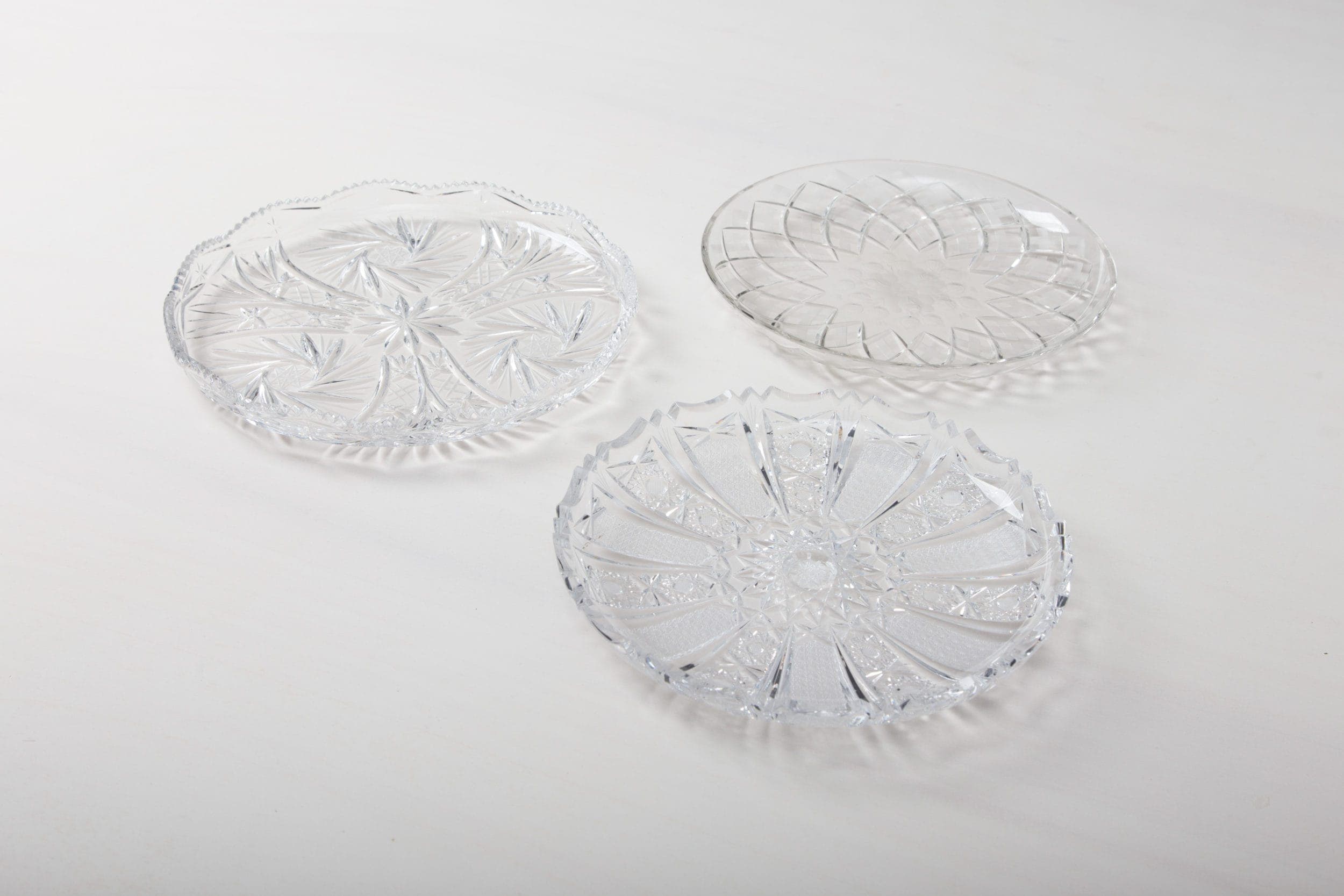 Es gibt fast nichts, was diese schönen Glasplatten nicht perfekt präsentieren könnten. Ob Pralinen und Kuchenstücke am Buffet, Käse als Abschluss eines leckeren Dinners oder als Untersetzer für Kerzen oder Vasen: Die Möglichkeiten sind endlos. Auch schön: Mischen Sie Kristallglas Servierplatten mit silbernen Tabletts auf dem Esstisch, um einen nostalgischen, Mismatch-Look zu erzeugen.