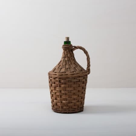 Wie viele Liter Wein mögen in dieser Korbflasche zu rauschenden Festen gebracht worden sein? Das wird wohl ein Rätsel bleiben. Völlig klar dagegen ist, dass die Weinballons heute eine wundervolle Dekoration auf Eurem Fest abgeben. Ob alleine oder zu mehreren gruppiert, die bildschöne, bauchige Form machen sie zu wahren Augenschmeichlern. Sie eignen sich bestens als Vasen für lange Gräser oder exotische, einzelne Blüten. Die Weinballons oder auch Demijohn genannt sind in verschiedenen Größen verfügbar. Die einen sind klein genug, um auf dem Tisch Platz zu finden, die anderen eignen sie eher für Dekorationen auf dem Boden.