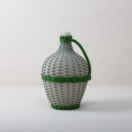 Wie viele Liter Wein mögen in dieser Korbflasche zu rauschenden Festen gebracht worden sein? Das wird wohl ein Rätsel bleiben. Völlig klar dagegen ist, dass die Weinballons heute eine wundervolle Dekoration auf Eurem Fest abgeben. Ob alleine oder zu mehreren gruppiert, die bildschöne, bauchige Form machen sie zu wahren Augenschmeichlern. Sie eignen sich bestens als Vasen für lange Gräser oder exotische, einzelne Blüten. Die Weinballons oder auch Demijohn genannt sind in verschiedenen Größen verfügbar. Die einen sind klein genug, um auf dem Tisch Platz zu finden, die anderen eignen sie eher für Dekorationen auf dem Boden.