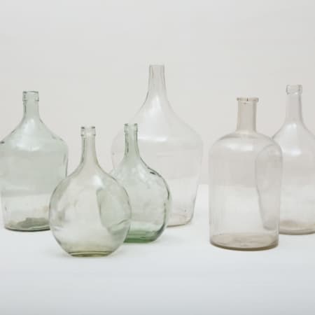 Wie viele Liter Wein mögen in diesen Weinballons für ausschweifende Feste gekeltert worden sein? Das wird wohl ein Rätsel bleiben. Völlig klar dagegen ist, dass die Weinballons heute eine wundervolle Dekoration auf Ihrem Fest abgeben. Ob zu mehreren gruppiert oder alleine, die bildschönen, bauchigen Formen in Klarglas machen sie zu wahren Augenschmeichlern. Sie eignen sich bestens als Vasen für lange Gräser oder exotische, einzelne Blüten. Die Weinballons sind in verschiedenen Größen verfügbar. Die einen sind klein genug, um auf dem Tisch Platz zu finden, die anderen eignen sie eher für Dekorationen auf dem Boden.