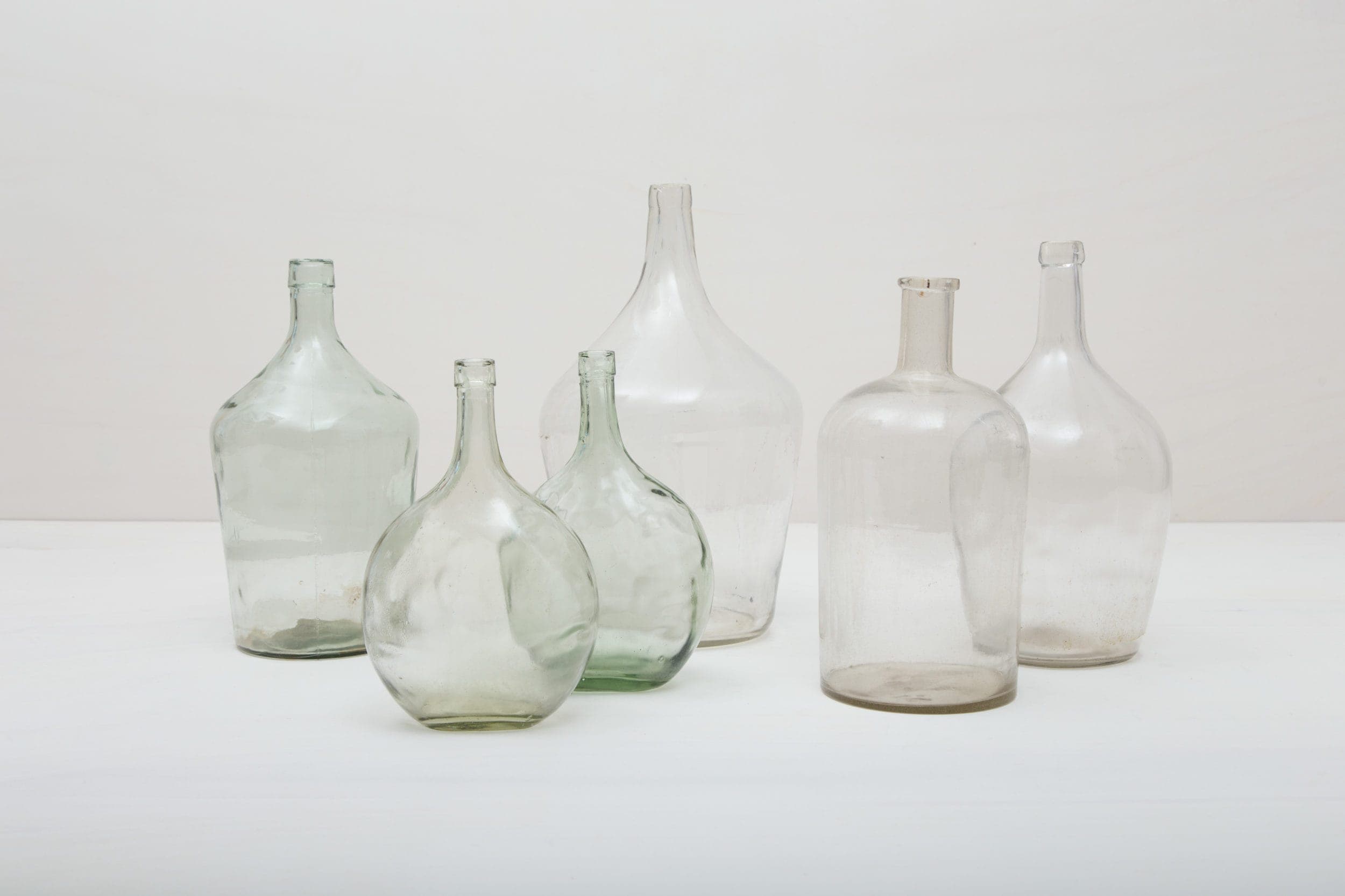 Wie viele Liter Wein mögen in diesen Weinballons für ausschweifende Feste gekeltert worden sein? Das wird wohl ein Rätsel bleiben. Völlig klar dagegen ist, dass die Weinballons heute eine wundervolle Dekoration auf Ihrem Fest abgeben. Ob zu mehreren gruppiert oder alleine, die bildschönen, bauchigen Formen in Klarglas machen sie zu wahren Augenschmeichlern. Sie eignen sich bestens als Vasen für lange Gräser oder exotische, einzelne Blüten. Die Weinballons sind in verschiedenen Größen verfügbar. Die einen sind klein genug, um auf dem Tisch Platz zu finden, die anderen eignen sie eher für Dekorationen auf dem Boden.