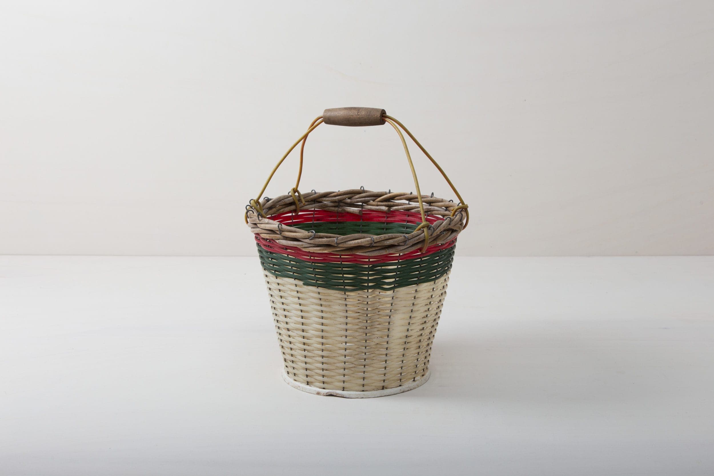 bunter Rattan Korb, Mietmöbel, Hochzeitsdekoration, Eventstyling