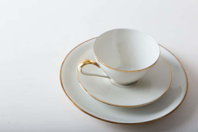  | Magdalena coffee set is a collection of elegant, mismatching, ivory-coloured cups, saucers and cake plates with a gold rim. Combined from various series from the 1930s to the 1960s, the coffee set is almost identical in shape and color.A charming and elegant choice for every event. Whether for a stylish brunch or in the afternoon at a wedding for coffee and cake, the coffee set Magdalena puts coffee, tea and cake in the spotlight.Together with other gold rim tableware from the Magdalena s... | 