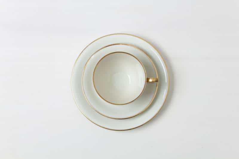  | Magdalena coffee set is a collection of elegant, mismatching, ivory-coloured cups, saucers and cake plates with a gold rim. Combined from various series from the 1930s to the 1960s, the coffee set is almost identical in shape and color.A charming and elegant choice for every event. Whether for a stylish brunch or in the afternoon at a wedding for coffee and cake, the coffee set Magdalena puts coffee, tea and cake in the spotlight.Together with other gold rim tableware from the Magdalena s... | 