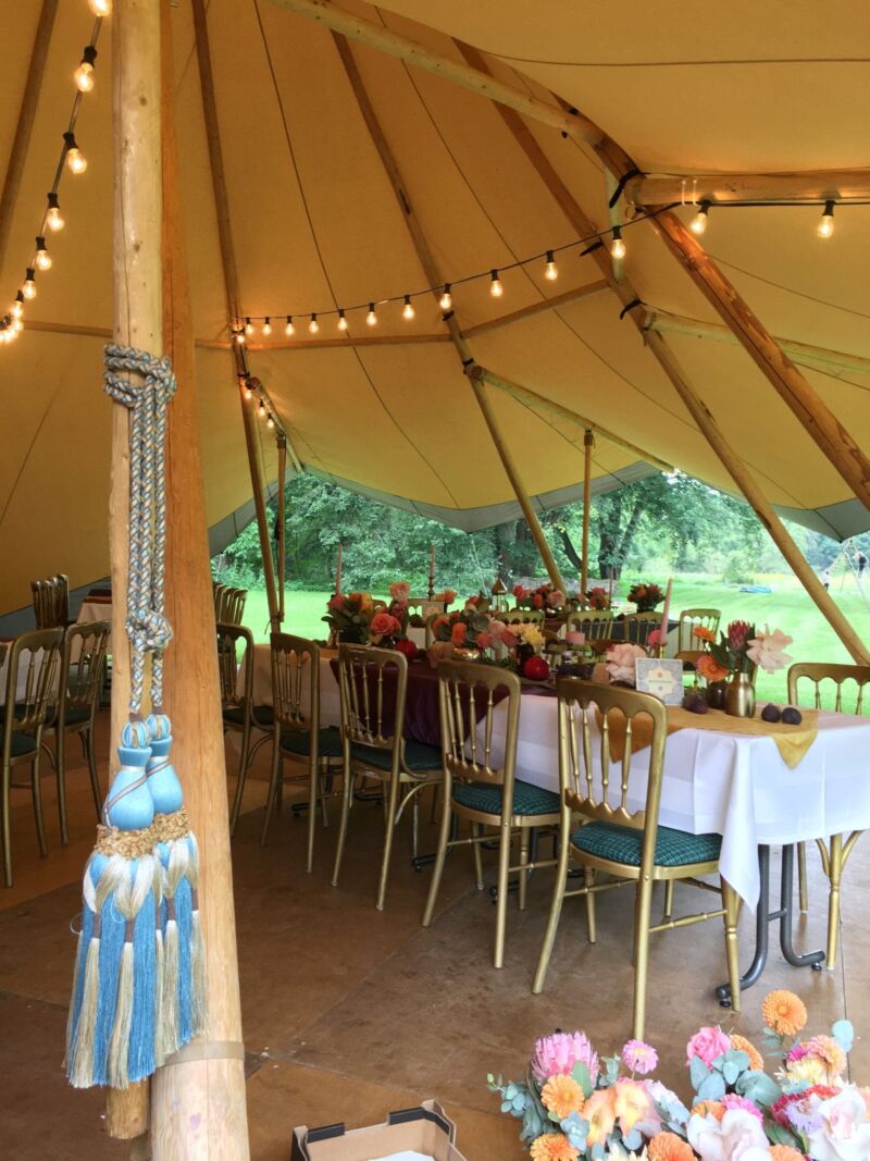  | This beautiful, opulent tassel is a great eye-catcher with many possibilities: for draping curtains or wall hangings, as a decorative element on the back of chairs, doors, windows, flower vases and much more. The blue-golden tassel brings a touch of elegant luxury to any event. | 