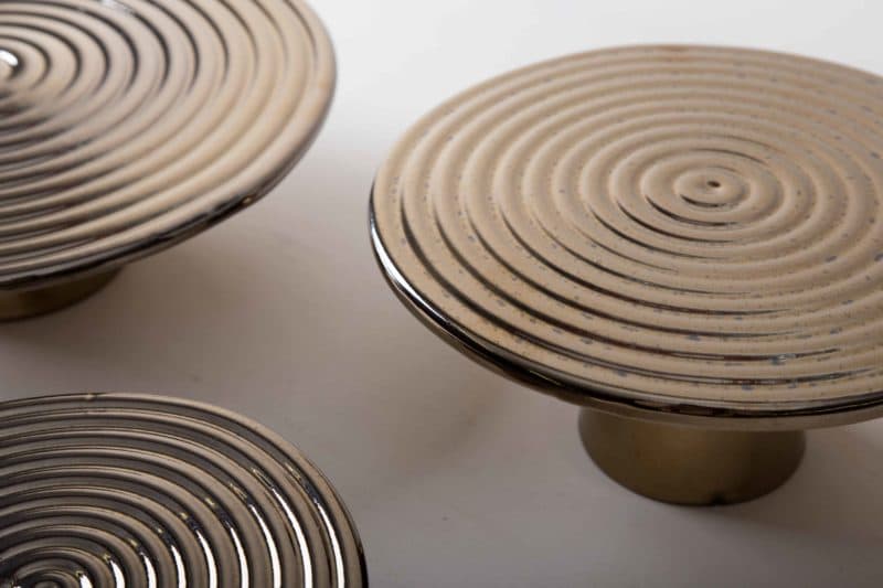  | The high-quality food stands Alba are ideal for presenting and serving cakes, cupcakes, tapas and other delicacies on the table or at the modern buffet. They were made of high quality terracotta and covered with shiny lacquer, of course, food safe.This cake stand or fruit tray is available in different sizes and also as the same model Leonor from selected walnut wood. They can be wonderfully combined and varied. | 