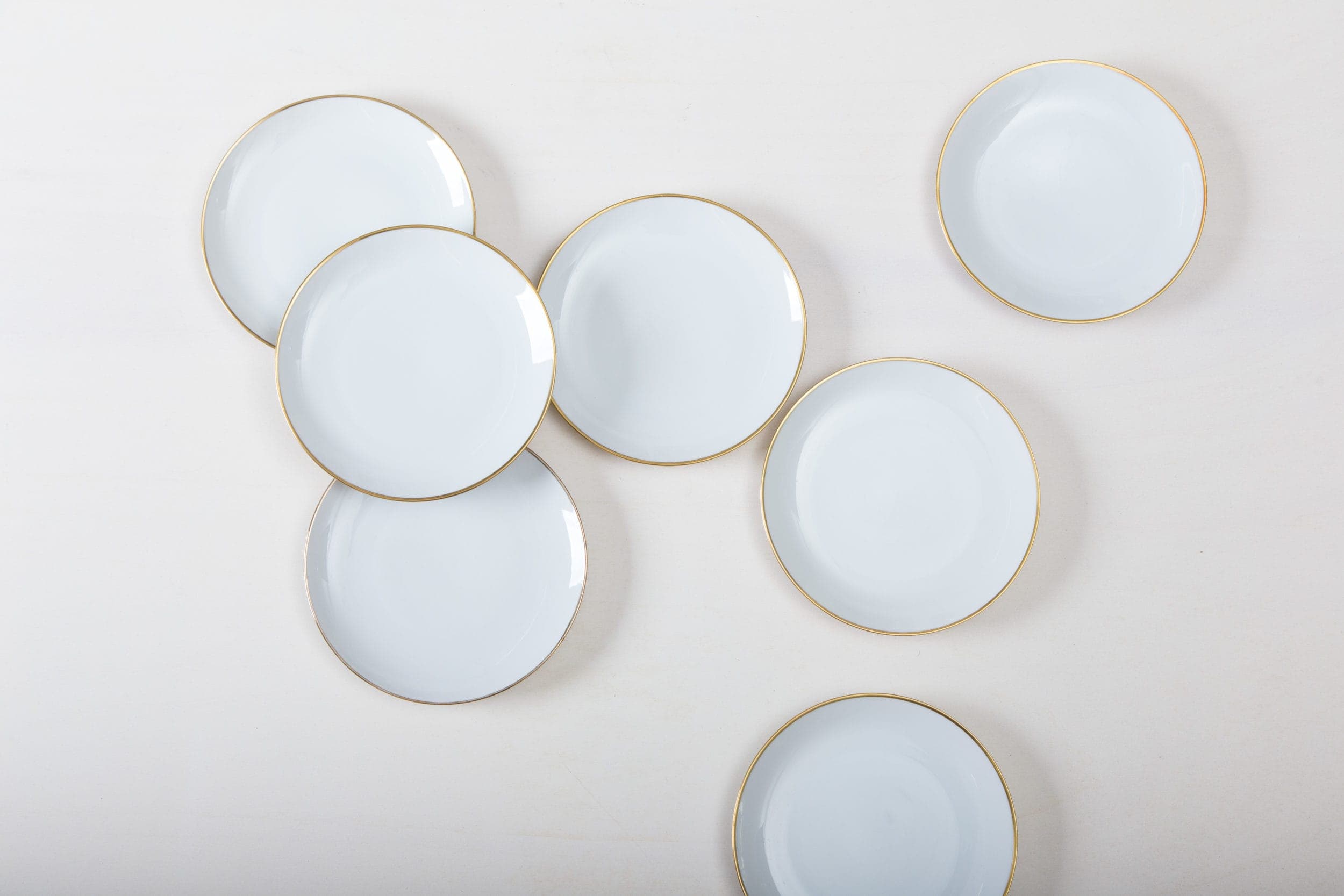 Elegante weiße mismatching Kuchenteller mit schmalem Goldrand, kombiniert aus verschiedenen Serien aus den 1930er bis 1960er Jahren, sind sie fast nahezu identisch in Form und Farbe zusammengestellt. Der Kuchenteller eignet sich auch als Vorspeise oder Dessertteller. Wunderbar für die Hochzeitstorte oder den Mitternachtssnack bei jeder Party. Mit unserem Platzteller Sofia ergeben sie eine edle Vintage Modern Kombination auf jedem dekoriertem Tisch.