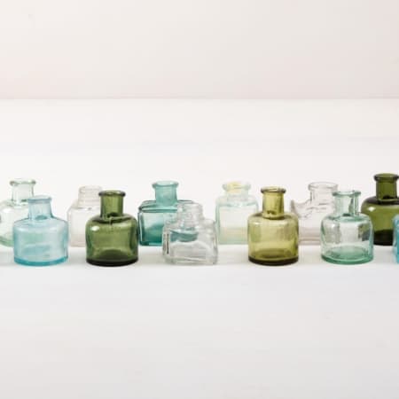 Glasflaschen Tala sind seltene vintage Glasfläschchen in verschiedenen Farben und Formen