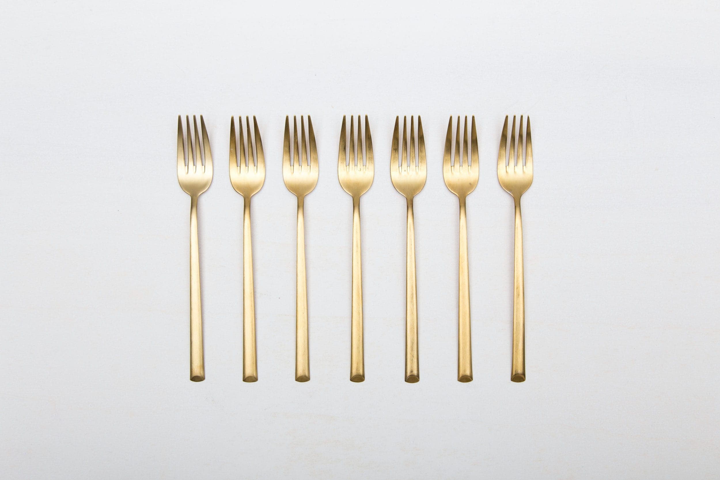 Verleih von matt goldenem Menübesteck. Vorspeisegabel in gold.