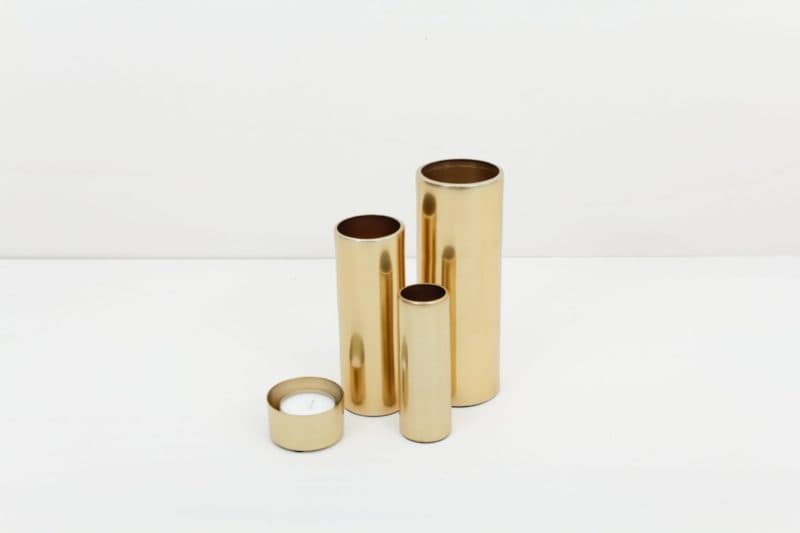  | The gold matt brass tealight holder can be ideally combined with our vases of the same series in different colors and sizes for a modern touch. We rent the tealight holder Elisa without candles. You can order the corresponding tea lights separately from us. | 