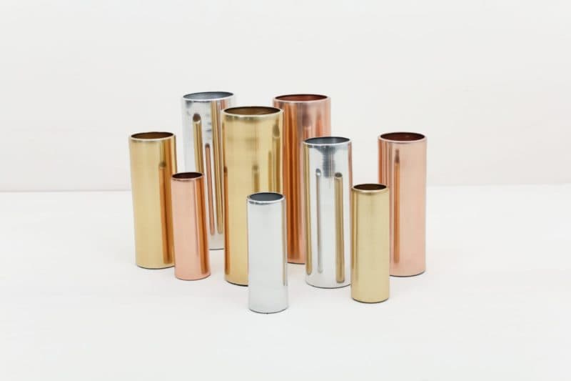  | The gold matt brass tealight holder can be ideally combined with our vases of the same series in different colors and sizes for a modern touch. We rent the tealight holder Elisa without candles. You can order the corresponding tea lights separately from us. | 