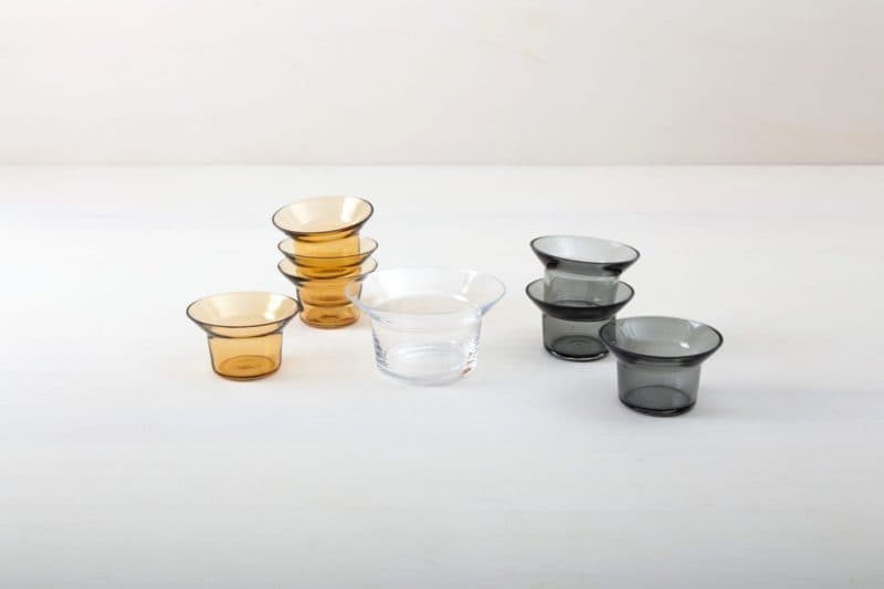  | We rent out numerous simple tealight holders made of beautiful amber glass. You would have to order the corresponding tealights separately from us. Alternatively you can use the tealight holders for small flowers. The holders have a diameter of 39 mm. | 