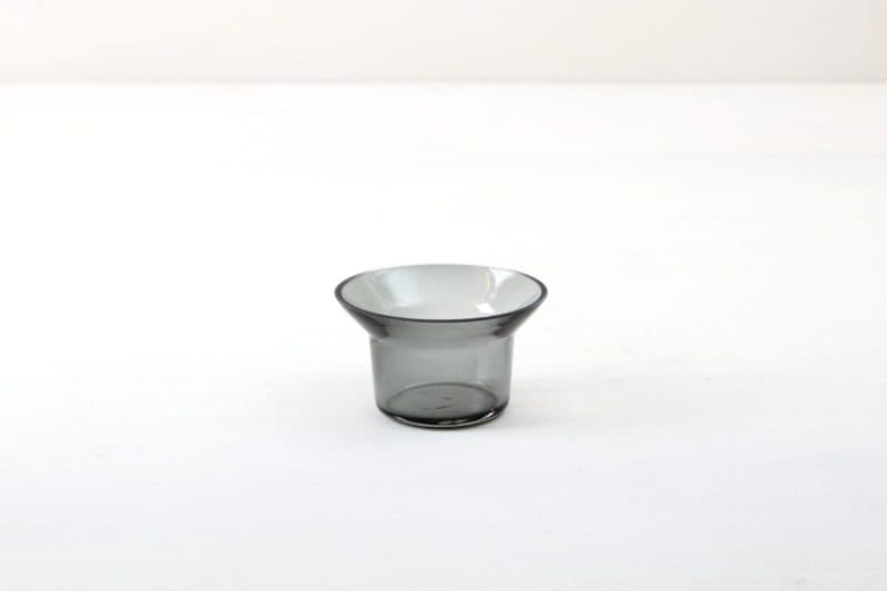  | We rent out numerous simple tealight holders made of beautiful grey glass. You would have to order the corresponding tealights separately from us. Alternatively you can use the tealight holders for small flowers. The holders have a diameter of 39 mm. | 
