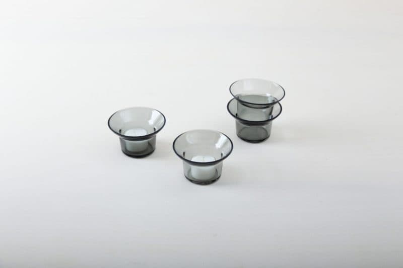  | We rent out numerous simple tealight holders made of beautiful grey glass. You would have to order the corresponding tealights separately from us. Alternatively you can use the tealight holders for small flowers. The holders have a diameter of 39 mm. | 