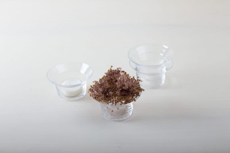  | We rent out numerous simple glass tealight holders. You would have to order the corresponding tealights separately. Alternatively you can use the tealight holders for small flowers. The holders have a diameter of 39 mm. | 