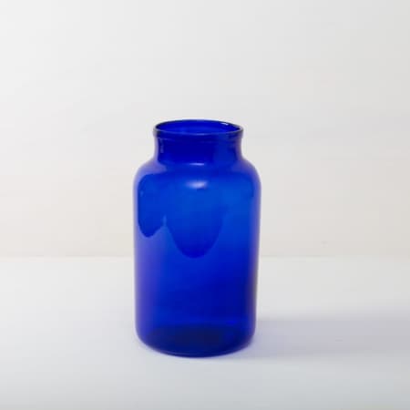 Diese wunderschönen großen Glasvase in einem kräftigen Blau verleihen jedem Raum und jedem Garten eine besondere Atmosphäre. Ob als Vase oder als Windlicht mit LED oder Wachskerzen. Passenden zur blauen Glasvase gibt es Banda auch in einem mahischem Grün.