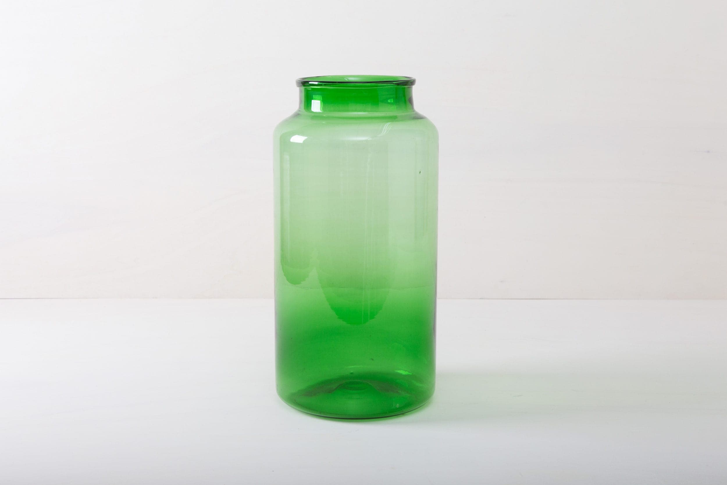 Diese wunderschönen großen Glasvase im magischen Grün verleihen jedem Raum und jedem Garten eine besondere Atmosphäre. Ob als Vase oder als Windlicht mit LED oder Wachskerzen. Passenden zur grünen Glasvase gibt es Banda auch in einem leuchtendem Blau.