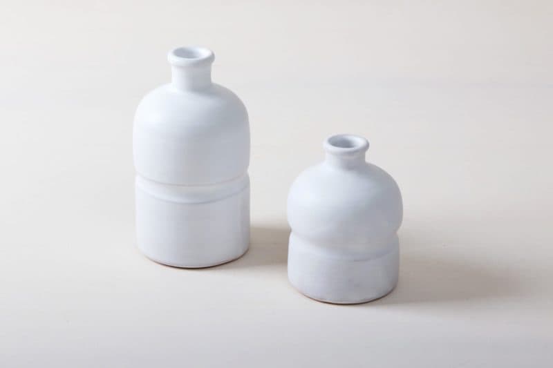  | Vase Milagros was made of white glazed ceramic in southern Italy. The modern, simple shape of this vase makes it timeless. Do you have a lot of guests and long tables at your event? You can rent a large number of the Milagros vase and decorate many tables identically. We also rent the vase in size M. | 