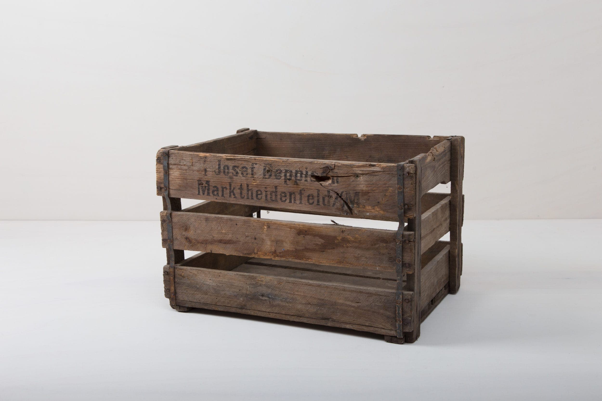 Diese rustikale vintage Weinkiste aus dunkelbraunen Echtholz-Latten eignet sich nicht nur zum Aufwahren von Weinflaschen, sondern ist auch ein toller Blickfang auf ihrem Event. Dekoriert mit Pflanzen und Blumen oder als Aufbewahrung für alles, was schön in Szene gesetzt werden soll.