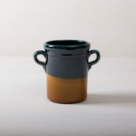 Diese moderne Vase hat eine wunderschöne grün, braune Färbung. Colome ist eine elegante Ergänzung der Dekoration auf jedem Tisch. Ob mit einem netten Strauß, als Bestecktaufbewarung oder mit Süssigkeiten gefüllt, Vase Colome lässt sich wunderbar kombinieren und vielseitig einsetzen.