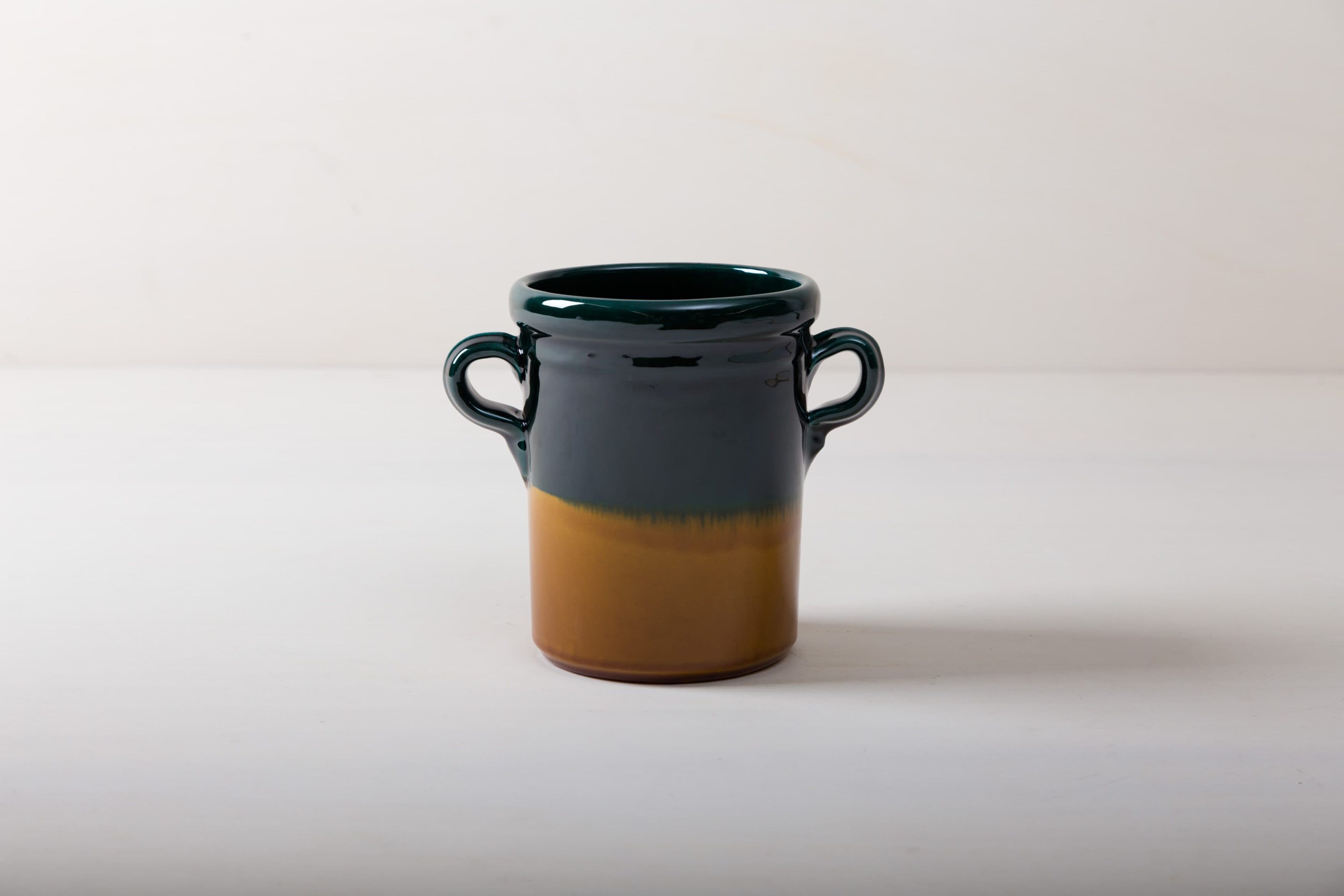 Diese moderne Vase hat eine wunderschöne grün, braune Färbung. Colome ist eine elegante Ergänzung der Dekoration auf jedem Tisch. Ob mit einem netten Strauß, als Bestecktaufbewarung oder mit Süssigkeiten gefüllt, Vase Colome lässt sich wunderbar kombinieren und vielseitig einsetzen.