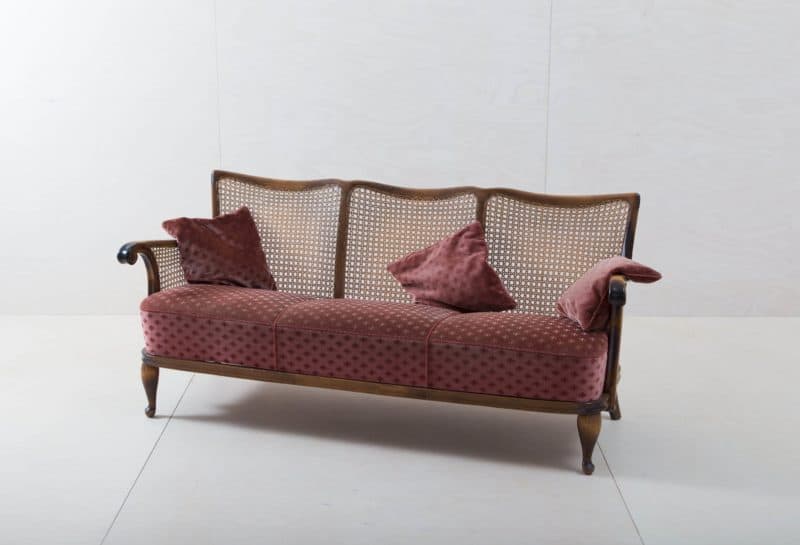  | Make yourself at home! The cosy couch with velvet cover in old pink seats up to three people. Pretty cushions, decorative legs and delicate wicker give the vintage sofa a romantic look.A great eye-catcher for a cosy sitting area, the entrance area at an event or as a seating option for group photos. | 