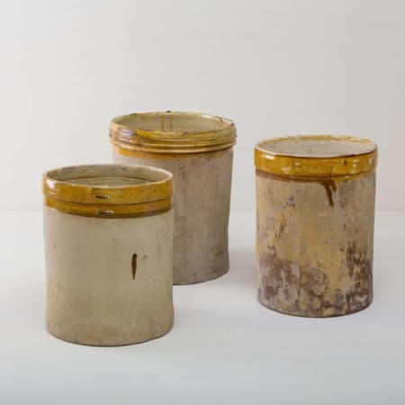 Diese elfenbeinfarbenen Vase der Serie Caldera ist, mit der farblich abgesetzten Glasur, das ganz Besondere unter den rustikalen Gefäßen. Mehrere Vasen verwendet, geben sie ein harmonisches Bild ab und sehen zu Frühlings- wie Sommerevents gleichermaßen gut aus. Ob als Vase für einen tollen bunten Herbst- oder blauen Kornblumenstrauß oder aber als Gefäß auf dem Buffettisch– Vase Caldera ist abwechslungsreich und hat eine schöne Patina. Terrekotta aus Süditalien. Die alten zylindrischen Vorratsgefässe stammen aus den 1920er Jahren und es wurden darin Gemüse in Öl und Essig gelagert. Nun gut gereinigt kannst Du die Gefäße als Vase für Dein Eventstyling oder Hochzeitsdekoration einsetzen.