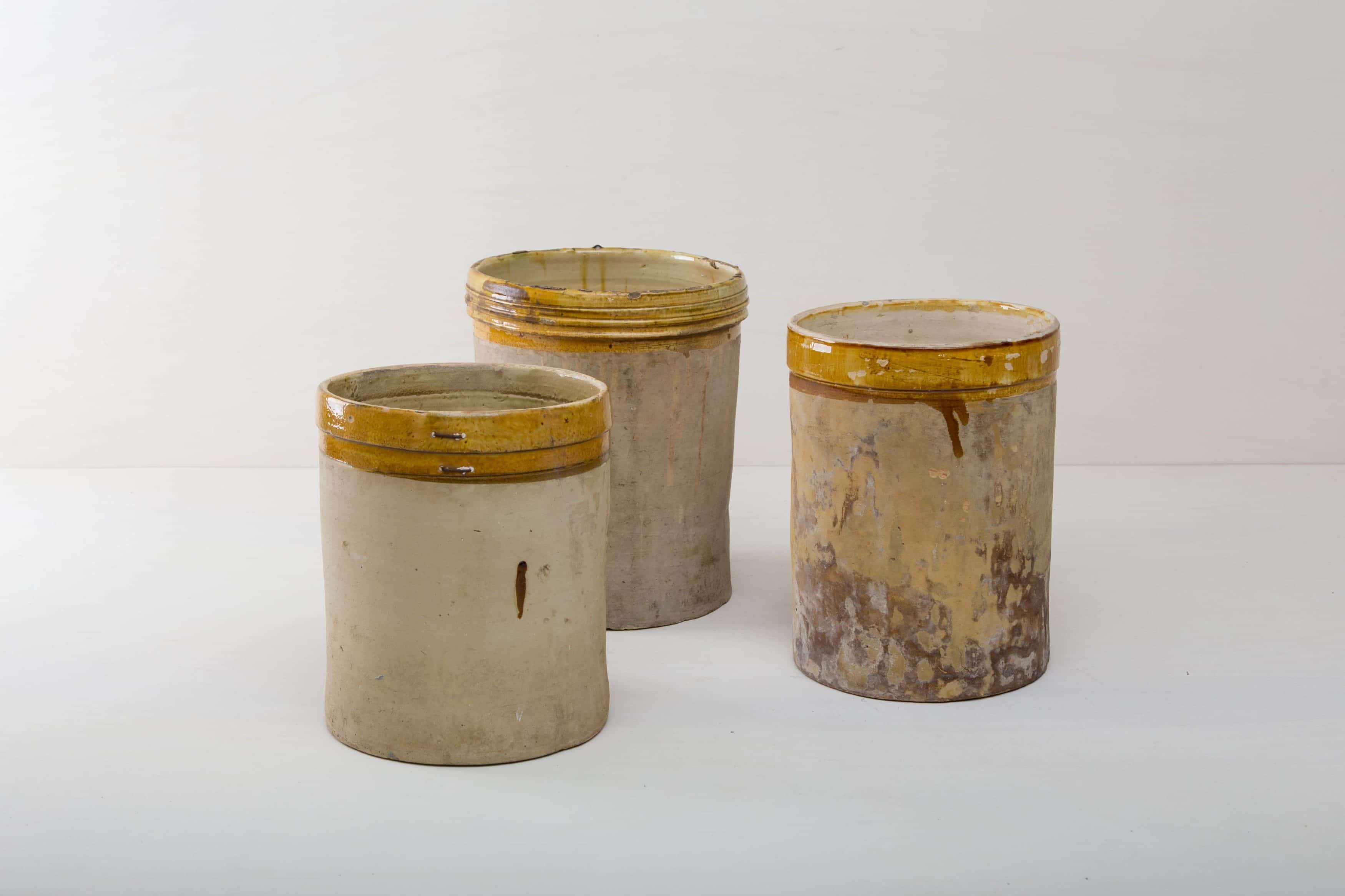 Diese elfenbeinfarbenen Vase der Serie Caldera ist, mit der farblich abgesetzten Glasur, das ganz Besondere unter den rustikalen Gefäßen. Mehrere Vasen verwendet, geben sie ein harmonisches Bild ab und sehen zu Frühlings- wie Sommerevents gleichermaßen gut aus. Ob als Vase für einen tollen bunten Herbst- oder blauen Kornblumenstrauß oder aber als Gefäß auf dem Buffettisch– Vase Caldera ist abwechslungsreich und hat eine schöne Patina. Terrekotta aus Süditalien. Die alten zylindrischen Vorratsgefässe stammen aus den 1920er Jahren und es wurden darin Gemüse in Öl und Essig gelagert. Nun gut gereinigt kannst Du die Gefäße als Vase für Dein Eventstyling oder Hochzeitsdekoration einsetzen.