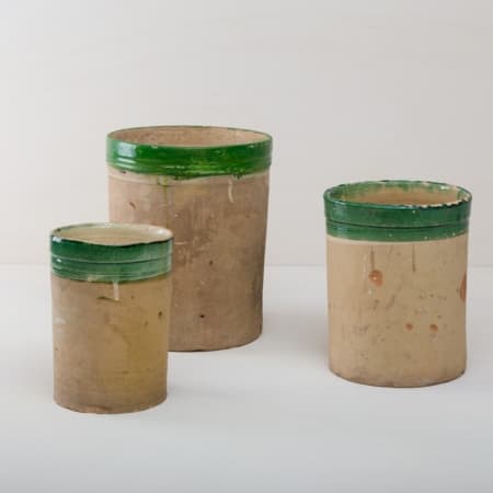 Diese elfenbeinfarbenen Vase der Serie Caldera ist, mit der farblich abgesetzten Glasur, das ganz Besondere unter den rustikalen Gefäßen. Mehrere Vasen verwendet, geben sie ein harmonisches Bild ab und sehen zu Frühlings- wie Sommerevents gleichermaßen gut aus. Ob als Vase für einen tollen bunten Herbst- oder blauen Kornblumenstrauß oder aber als Gefäß auf dem Buffettisch– Vase Caldera ist abwechslungsreich und hat eine schöne Patina. Terrekotta aus Süditalien. Die alten zylindrischen Vorratsgefässe stammen aus den 1920er Jahren und es wurden darin Gemüse in Öl und Essig gelagert. Nun gut gereinigt kannst Du die Gefäße als Vase für Dein Eventstyling oder Hochzeitsdekoration einsetzen.