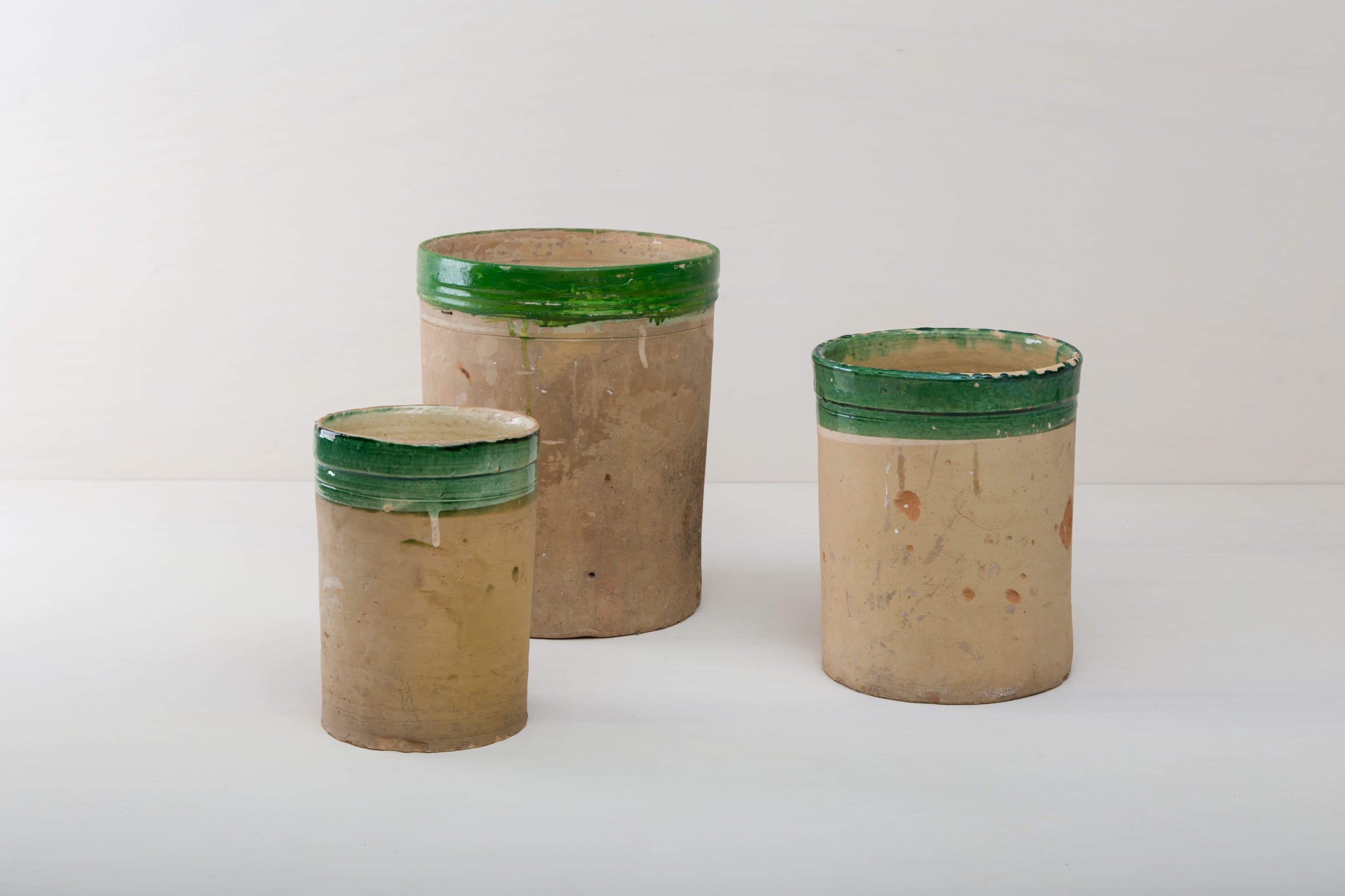 Diese elfenbeinfarbenen Vase der Serie Caldera ist, mit der farblich abgesetzten Glasur, das ganz Besondere unter den rustikalen Gefäßen. Mehrere Vasen verwendet, geben sie ein harmonisches Bild ab und sehen zu Frühlings- wie Sommerevents gleichermaßen gut aus. Ob als Vase für einen tollen bunten Herbst- oder blauen Kornblumenstrauß oder aber als Gefäß auf dem Buffettisch– Vase Caldera ist abwechslungsreich und hat eine schöne Patina. Terrekotta aus Süditalien. Die alten zylindrischen Vorratsgefässe stammen aus den 1920er Jahren und es wurden darin Gemüse in Öl und Essig gelagert. Nun gut gereinigt kannst Du die Gefäße als Vase für Dein Eventstyling oder Hochzeitsdekoration einsetzen.