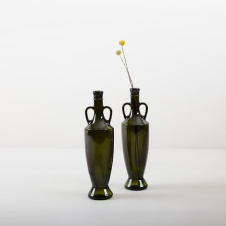 Vase Gonzalez | Our more than 80 years old olive oil bottles from southern Italy are the perfect complement for every garden party, summer wedding or dinner with Mediterranean flair. Equipped with small bouquets or individual flowers, the dark green glass vase Gonzales gives each table decoration the final touch. | gotvintage Rental & Event Design