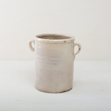 Diese elfenbeinfarbenen Vase der Serie Humaita ist, mit ihrer zinnhaltigen Glasur, etwas ganz besonderes unter den rustikalen Gefäßen. Mehrere Vasen verwendet, geben sie ein harmonisches Bild ab und sehen zu Herbst wie Sommerevents gleichermaßen gut aus. Ob als Vase für einen tollen Herbst- oder Kornblumenstrauß oder aber als Süßigkeitendose auf dem Buffettisch– Vase Humaita ist abwechslungsreich und hat eine schöne Patina. Robba bianca, Monochrome elfenbeinfarbene Glasur ist in Süditalien sehr beliebt. Die alten zylindrischen Vorratsgefässe stammen aus den 1920er Jahren und es wurden darin Gemüse in Öl und Essig gelagert. Nun gut gereinigt kannst Du die Gefäße als Vase für Dein Eventstyling oder Hochzeitsdekoration einsetzen.