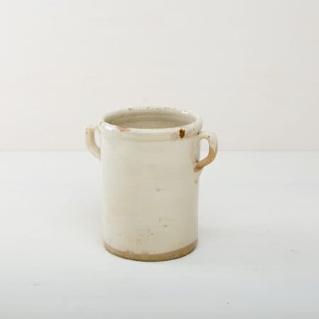 Diese elfenbeinfarbenen Vase der Serie Humaita ist, mit ihrer zinnhaltigen Glasur, etwas ganz besonderes unter den rustikalen Gefäßen. Mehrere Vasen verwendet, geben sie ein harmonisches Bild ab und sehen zu Herbst wie Sommerevents gleichermaßen gut aus. Ob als Vase für einen tollen Herbst- oder Kornblumenstrauß oder aber als Süßigkeitendose auf dem Buffettisch– Vase Humaita ist abwechslungsreich und hat eine schöne Patina. Robba bianca, Monochrome elfenbeinfarbene Glasur ist in Süditalien sehr beliebt. Die alten zylindrischen Vorratsgefässe stammen aus den 1920er Jahren und es wurden darin Gemüse in Öl und Essig gelagert. Nun gut gereinigt kannst Du die Gefäße als Vase für Dein Eventstyling oder Hochzeitsdekoration einsetzen.