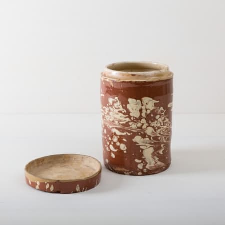 Diese besonderen Vasen der Serie Punca sind ganz individuell und interessant bräunlich marmoriert. Gemeinsam geben sie ein harmonisches Bild ab und sehen zu Herbst wie Sommerevents gleichermaßen gut aus. Ob als Vase für einen tollen Frühlings- oder Kornblumenstrauß oder aber als Süßigkeitendose auf dem Buffettisch– Vase Punca ist abwechslungsreich und mal "etwas anderes". Braun marmorierte Keramik, die alte Technik der Marmorglasur ist in Süditalien sehr beliebt. Die zylindrischen Vorratsgefässe stammen aus den 1930er Jahren und es wurden darin Antipasti oder Oliven gelagert. Nun gut gereinigt kannst Du die Gefäße als Vase für Dein Eventstyling oder Hochzeitsdekoration einsetzen.